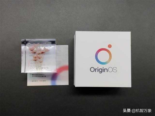 OriginOS实物邀请函亮相 两种花会带来什么？拭目以待吧