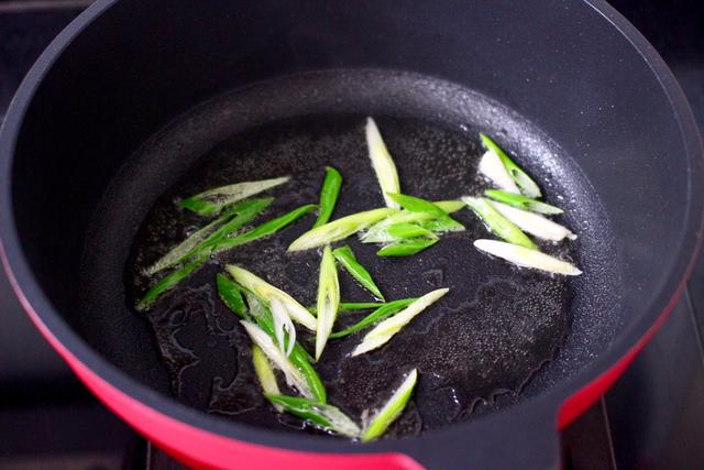 晚上回家做这一锅，有菜又有饭，10分钟吃饭特方便，小白也会做