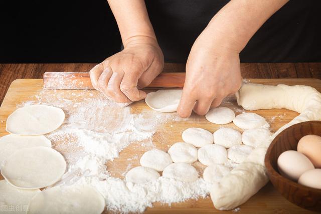 包韭菜馅饺子，这3味料缺一不可，韭菜翠绿鲜嫩，比饺子店还好吃