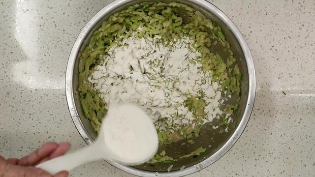 香炸素萝卜丸子这样才最酥脆好吃，不加水不回软，外焦里嫩不油腻