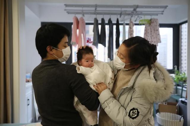 「你的育儿经」感染新冠肺炎的孕妈妈产女23天后，一家三口终于团聚了