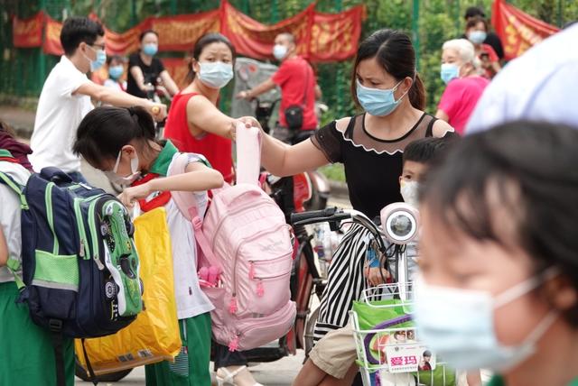 广州日报■“神兽归位”，家长们的心情是这样的……