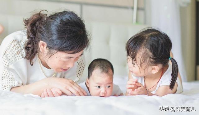 「你的育儿经」二胎时代来临，一家四口该怎么睡？躺在一张床上是有些难
