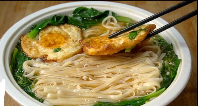 冬天超爱这碗懒人面，有菜有面有鸡蛋，10分钟上桌吃完全身暖和