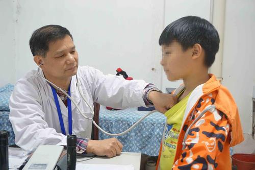 孩子高烧医院排队400号，医生只顾打私人电话，网友：家长活该