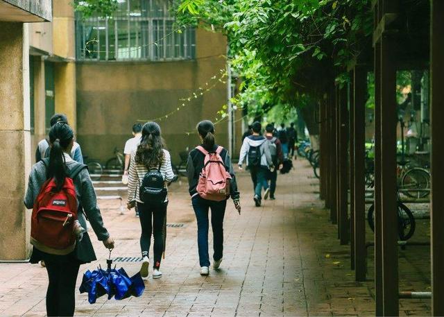 #超级宝妈#“禁摩限电”一辆电动车只能带1名儿童，宝妈：2娃上学怎么办？