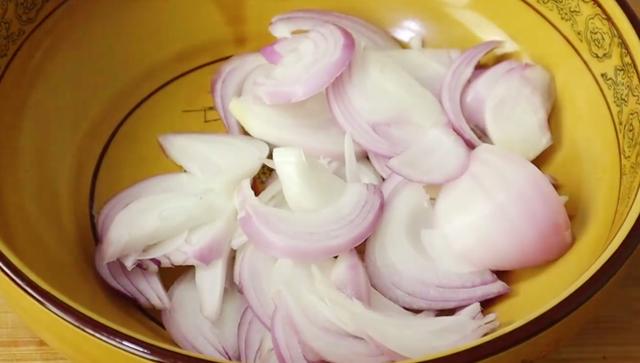 两个洋葱1斤面条，直接丢进锅里，出锅比吃红烧肉还解馋，真好吃