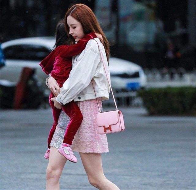 你的育儿经：宝妈在朋友圈晒娃，网友的关注点却“走歪”：这身材，我酸了