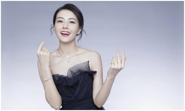 晚巷|高圆圆“真人”长啥样？当未修图曝光，网友：赵又廷是怎么过的？