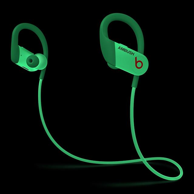 Beats 推出夜光版 Powerbeats 无线挂颈耳机