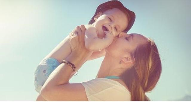 「超级宝妈」把女儿“遗忘”在家，单亲妈妈出门狂欢，后果难以接受