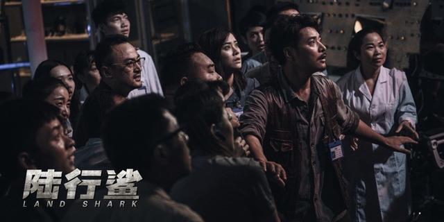 中国日报网|灾难电影《陆行鲨》热映 鲨鱼基因变异恐怖捕杀人类