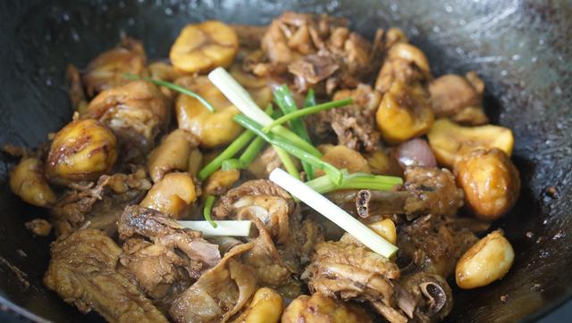 冬天是吃板栗的季节，教你这样做板栗，香甜美味下饭，比肉还好吃