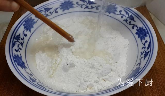 在家面粉别炸油条了，开水一烫，比蛋糕烧饼还香，真的非常美味