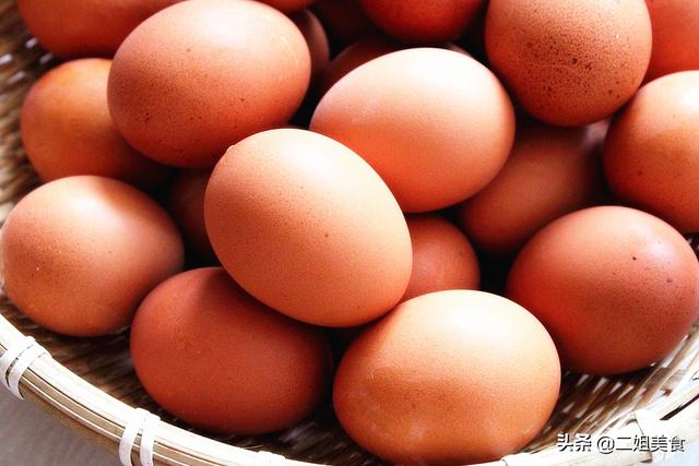 选鸡蛋，先别看大小，大厨：认清这2点就够了，鲜鸡蛋一挑一个准