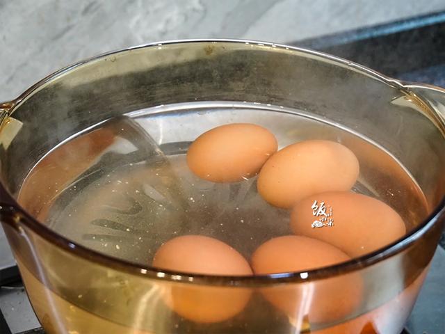 可乐可以烧鸡翅，也可以煮鸡蛋，这样做比茶叶蛋更香，更馋人