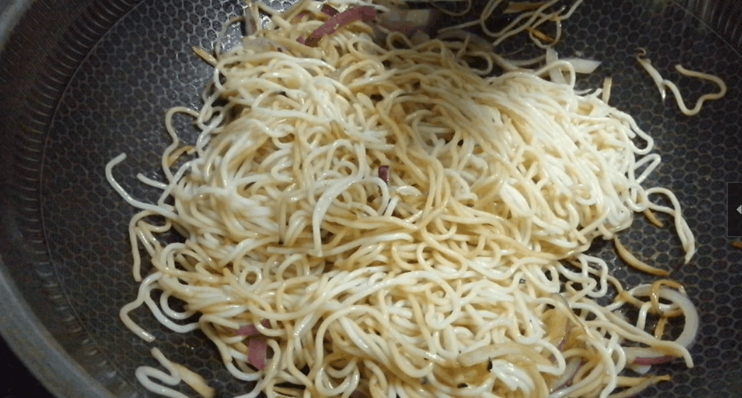 孜然炒面，家常的味道，温馨的味道！操作简单，推荐朋友们试试