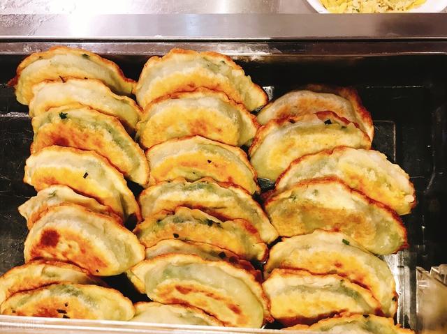 韭菜盒子的家常做法，牢记3个步骤，韭菜不出水，薄皮馅多