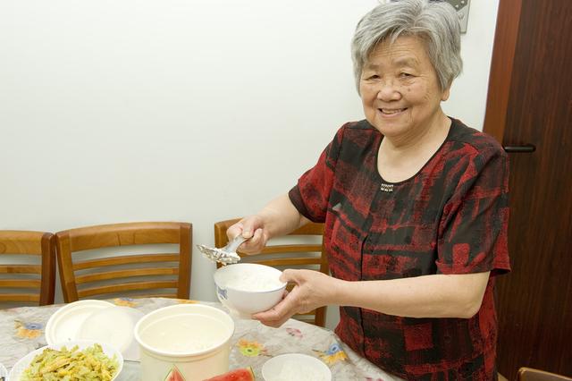 不堪忍受化疗痛苦，高龄老人选择了中医，病情好转享天伦之乐