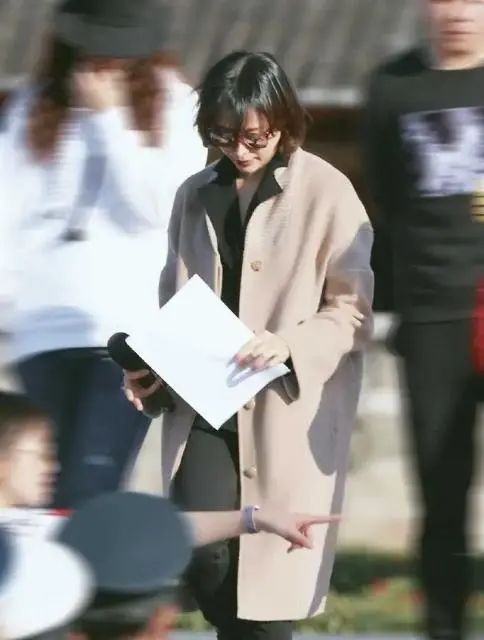 董卿真是优雅到骨子里！穿风衣扎丸子头走机场，46岁无惧素颜上阵夢醒時分