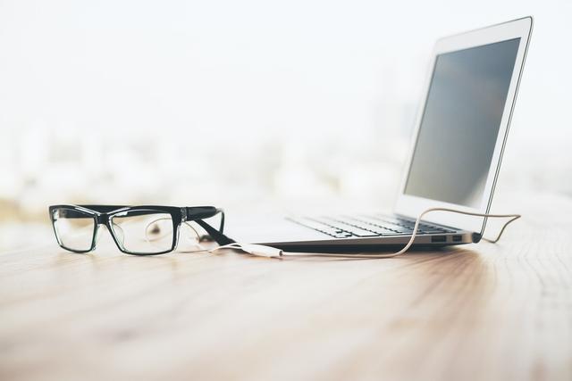 电脑平时是插电好还是关机好？关机对CPU是不是有损害？