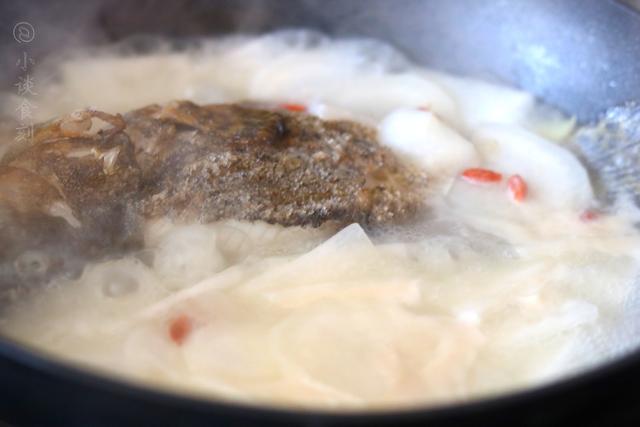 炖鱼时，汤汁寡淡是调料少了吗？我加了“2样”，鱼汤奶白肉质鲜