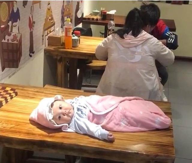 超级宝妈|“最可怜宝宝”走红，爸妈在餐馆吃饭，宝宝孤零零躺在身后餐桌上