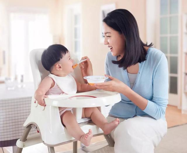 【超级宝妈】妈妈先喂孩子吃饭还是先自己吃饭，这是个问题，你会怎么选呢