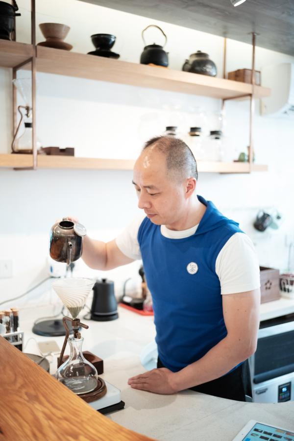 永康|听网红爷叔侃咖啡经、喝张文宏点赞的特调……荡荡这条上海小马路，百味杂陈