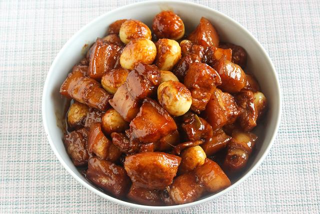 做红烧肉不用炒糖色，一样颜色红润有焦糖味，牢记这2招，真香