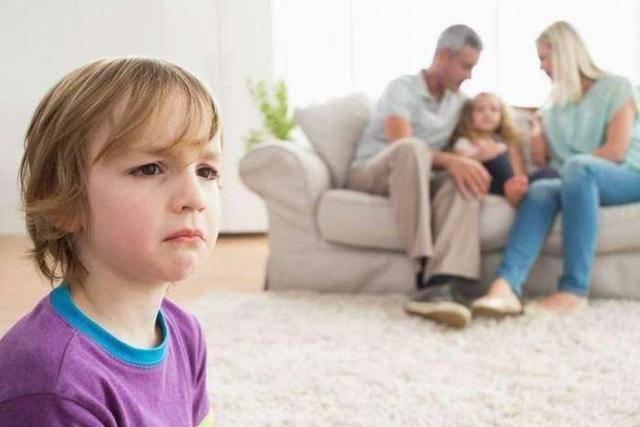 「超级宝妈」父母偏心到底有多伤人？孩子的习以为常，让人心疼