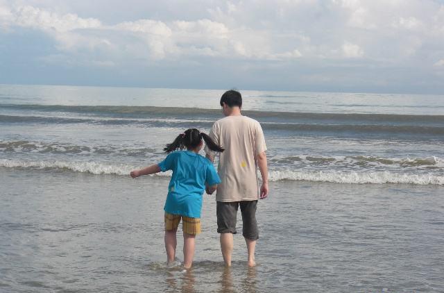 你的育儿经|女儿给老爸发信息“我怀孕了”,老爸回复逗笑网友:太扎心了