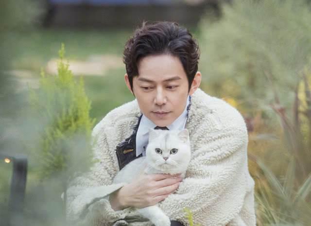 fun娱乐|何炅弯腰给新人让镜头:你的用心良苦,要有人懂才有价值