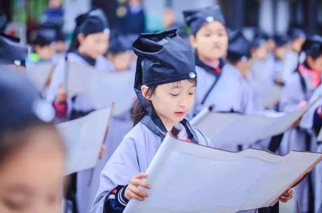 『你的育儿经』父母常读给孩子听这8首古诗,可以让孩子早开口,促进大脑发育