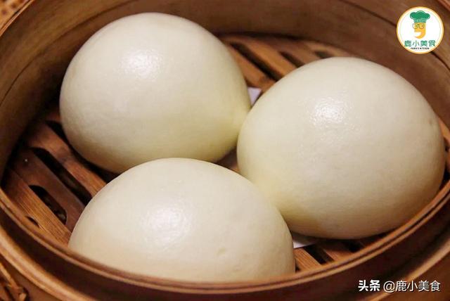 想馒头蓬松暄软，和面时多加“2料”，蒸出的馒头白胖好看又好吃