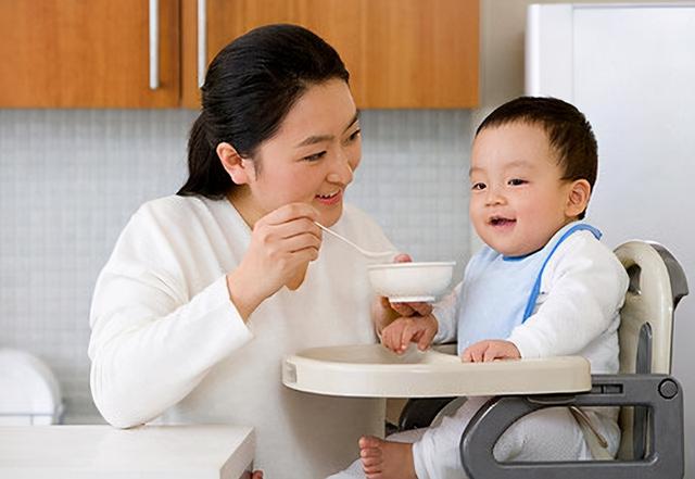 鸡蛋羹是辅食界的大众餐，为啥少给宝宝吃？听听儿科医生怎么说