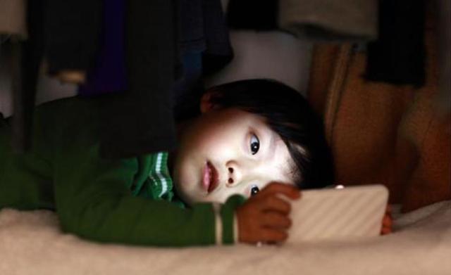 宝宝夜间惊醒是饿了？也有可能是这三种原因，家长需要重视