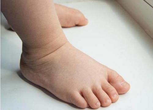 你的育儿经：孩子撒野管不住？就让他在光脚走两步吧，妈妈切记