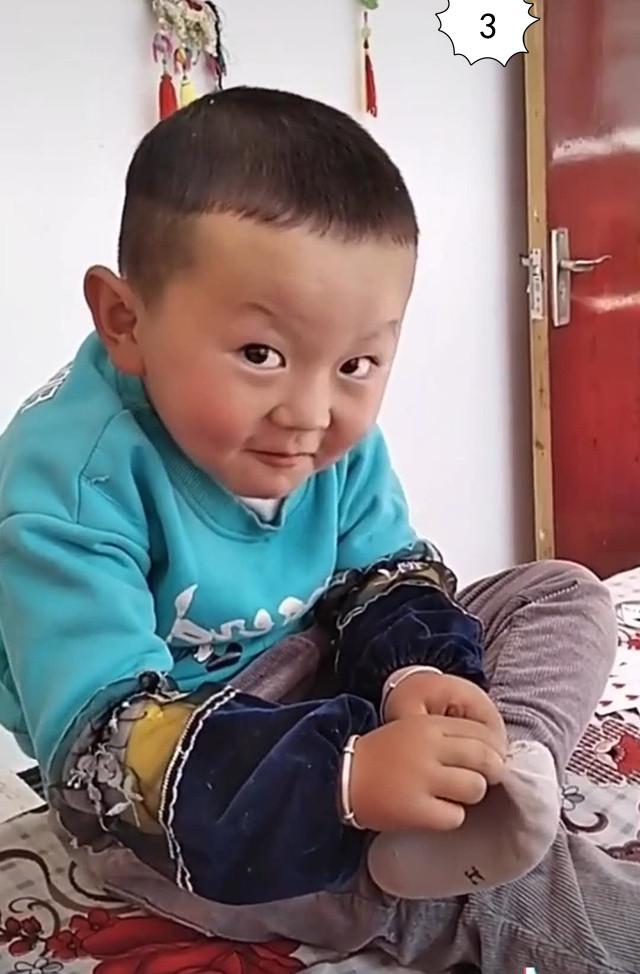 「超级宝妈」儿子穿针引线补袜子，专注样子乐坏妈妈：有姥姥的风范