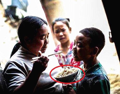 「你的育儿经」哥哥总是喜欢亲近妹妹，妈妈掀开妹妹的襁褓后，脸瞬间被吓白了