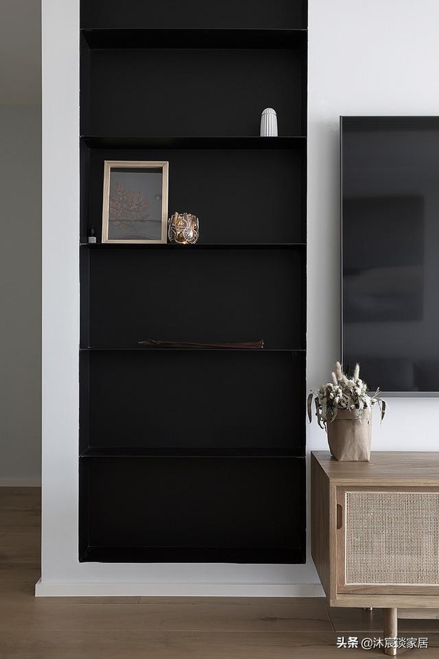 看完她家，我承认越简单越好看，大白墙配原木家具，室内清爽明亮