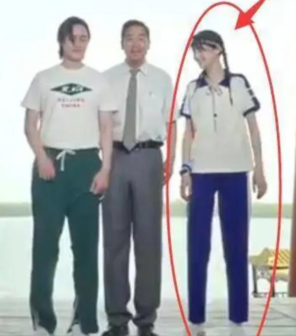 仲夏飘雪|有种“身材比例”叫郑爽，站在178张国立尹正中间，腿长看傻网友