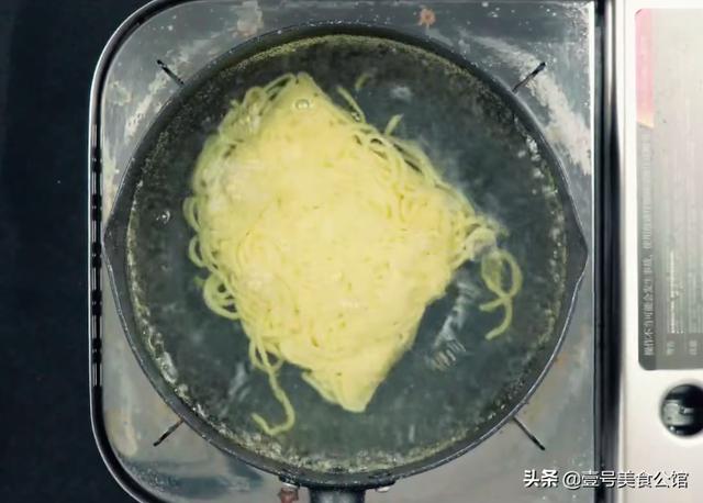 在家来一份培根蛋黄炒面，荤素搭配，好吃营养，解馋又美味的主食