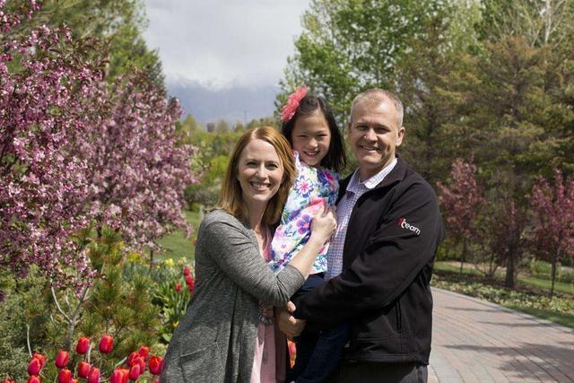 【超级宝妈】出生因没双臂惨遭遗弃,女孩2岁才被美国夫妇收养,孩子现在咋样