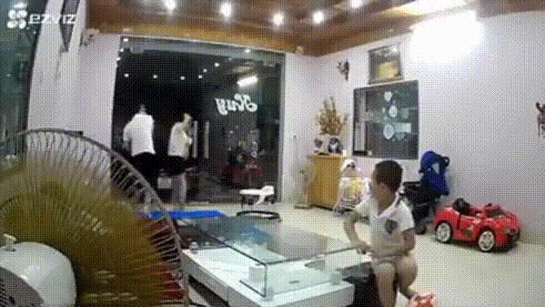 超级宝妈▲孩子拥有极端情绪,竟然爆打父母,究竟是怎么造成的