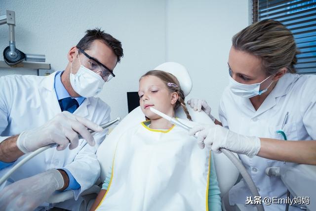 「超级宝妈」Emily撕心裂肺做牙冠的手术过程，希望能引起你对孩子护牙重视