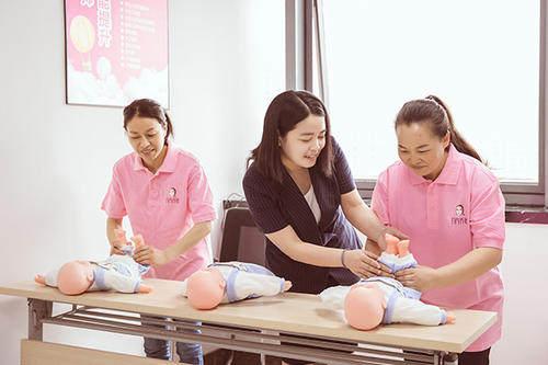 『超级宝妈』坐月子选月嫂省心省力，选优质月嫂要注意这些问题，不要嫌麻烦