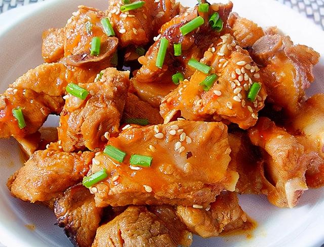 炖排骨时，焯水还是腌制？用上1招，排骨软烂入味，不腥也不柴