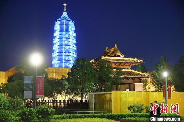 【中国新闻网】南京大报恩塔亮灯致敬“最美天使”