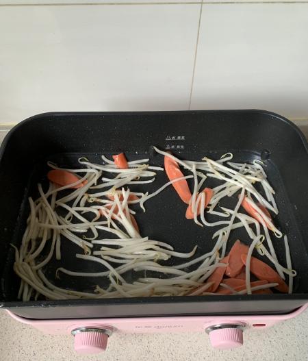 蔬菜放久了不知道怎么处理？试一试这个杂蔬炒面，饭菜一锅出